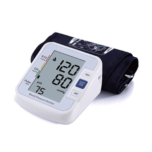 Monitor digital de presión arterial en la parte superior del brazo en casa